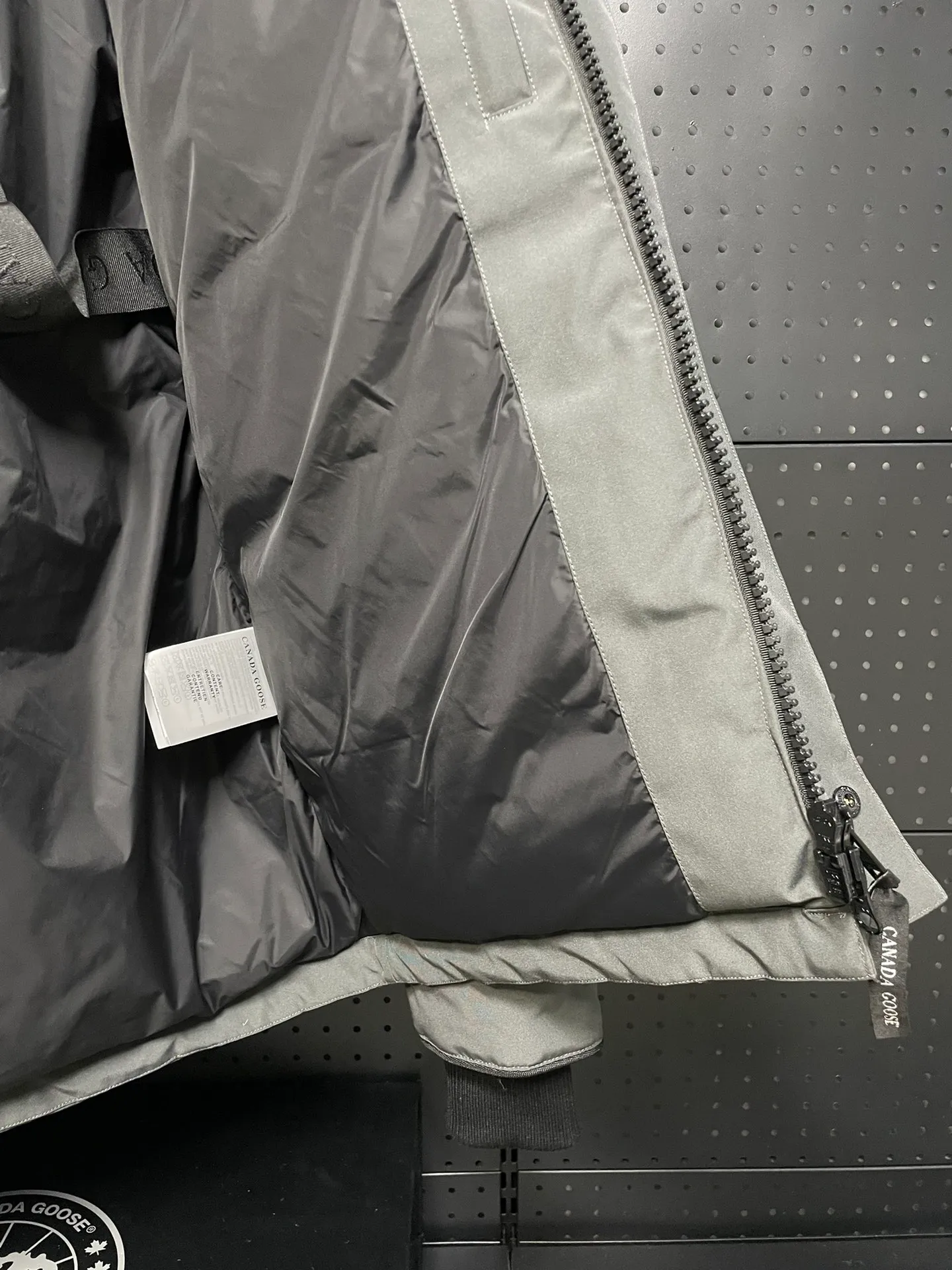 P800 forester men's new model black 24 models Canada Goose (Canada Goose) Men's model xs-xxl The highest version on the market! 🔥 Recommendation of single product for autumn and winter hard goods # Produced by OEM canada goose # The Canadian brand canada goose has always been recognized as the warmest down jacket, and its existence can often be seen in the winter street photos of various celebrities. I make Canada Goose every year, but I still can’t get rid of my love for it. No matter how cold the weather is, there’s no need to be afraid! Because this year, as always, we will provide you with ruthless goods and prepare large quantities of goods. I believe that the market has become a bit chaotic, but we are not afraid. Only good things are competitive, not comparing prices! No one is stupid enough to quote a high price and send old customers away! Look at price in the short term and quality in the long term! If you care about quality, please respect its price! If what you want is cheap, please don't expect good quality! You get what you pay for, this is the rule of the market! We really value quality. It is only worn by the one who understands you! Filling content: 90 international standard duck down! I won’t say much more, everyone sells their own goods! Regarding the down content, you can feel it with your hands. There is nothing wrong with good down. Another customer said that the clothes are very light, but the ones on the market are very heavy. For us insiders, adding some filament to the clothes will make them look bulging and heavy. But we won't do that! 🔥Pure original fidelity! 🔥Everyone who has been cooperating with us in the past few years knows that the large-scale wholesale market products are incomparable to us. You are welcome to visit the brick cabinet and then come to my home to buy! It is the legendary warmest down jacket. A goose and a single layer of clothing can withstand minus 20 degrees Celsius! Known as a must-have for Arctic outdoor sports! The most popular down jacket in the world, celebrities are rushing to buy it, it is a must-have!